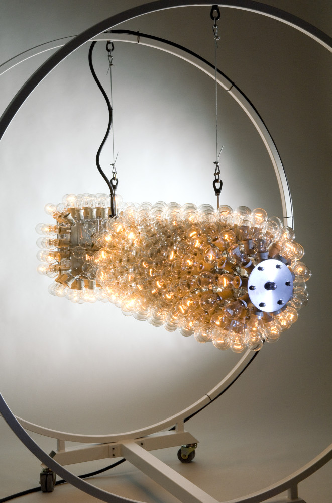 Peter Keene radioactivity,sculpture contemporaine de Little boy, la première bombe atomique lachée sur Hiroshima - 500 ampoules incandescentes.